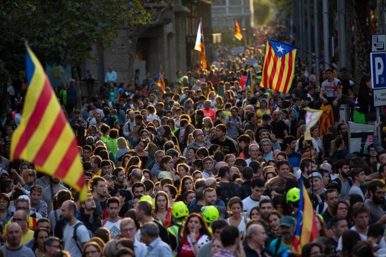 Aumenta el número de catalanes contrarios a la independencia, según el CEO Aumenta el número de catalanes contrarios a la independencia, según el CEO