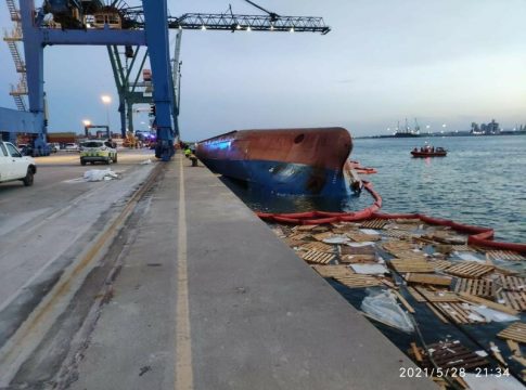 Dos desaparecidos y tres heridos tras volcar un barco de carga en el Puerto de Castellón Dos desaparecidos y tres heridos tras volcar un barco de carga en el Puerto de Castellón