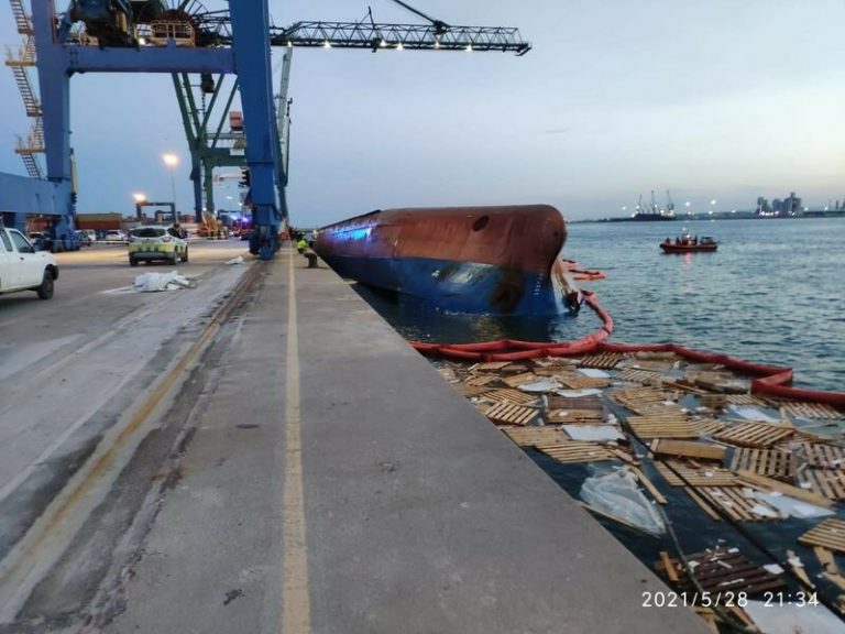 Dos desaparecidos y tres heridos tras volcar un barco de carga en el Puerto de Castellón Dos desaparecidos y tres heridos tras volcar un barco de carga en el Puerto de Castellón