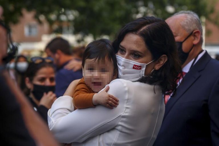 Ayuso anuncia nuevos planes a favor de la maternidad