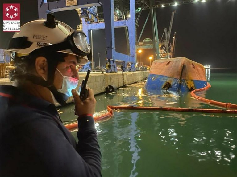 Dos robots submarinos buscan a los desaparecidos del barco volcado en el puerto de Castellón