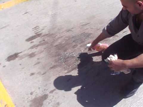 Cómo quitar la grasa que tira el coche del suelo de la cochera 3 Usar agentes químicos en la cochera