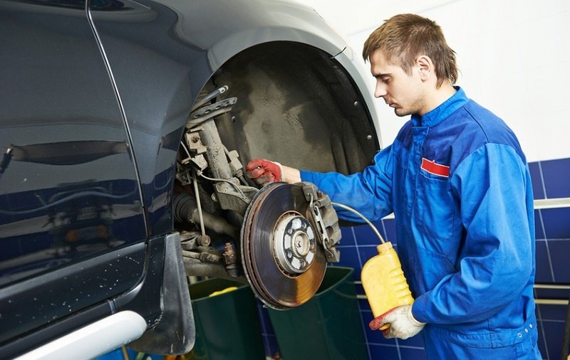 Cómo cambiar el líquido de frenos en tu coche 3 Drenado del líquido