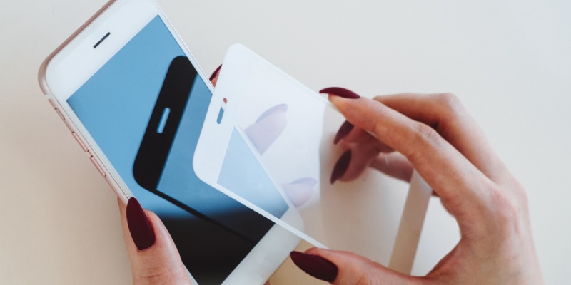 Prepara el móvil y el protector de pantalla