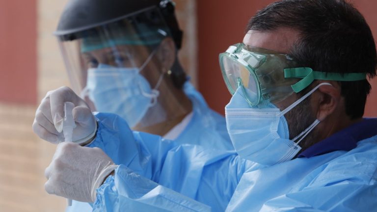 Andalucía suma 1.264 casos y ocho muertes y baja su tasa Covid a 164,2