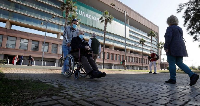 Andalucía suma 54 muertos, 1.061 casos y su tasa baja a 178,5