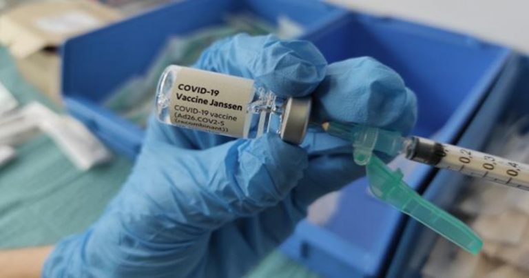 Andalucía roza el 16% de mayores de 16 años con la vacuna completa