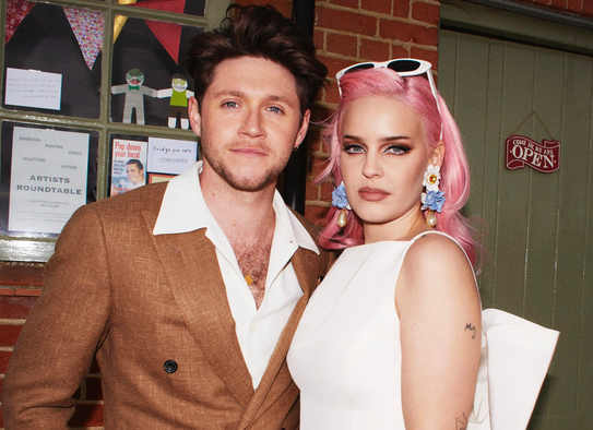 Anne-Marie y Niall Horan juntos en 'Our Song'