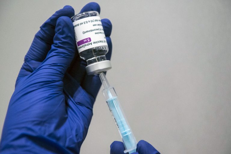 Bruselas: El contrato con AstraZeneca finaliza cuando entregue las 300 millones de dosis pactadas