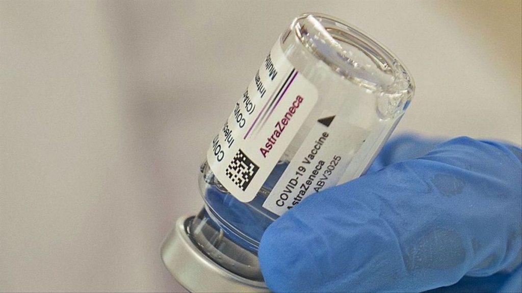 AstraZeneca o Pfizer: las claves para saber cuál debes elegir 22 ¿Qué desventaja tiene la AstraZeneca?