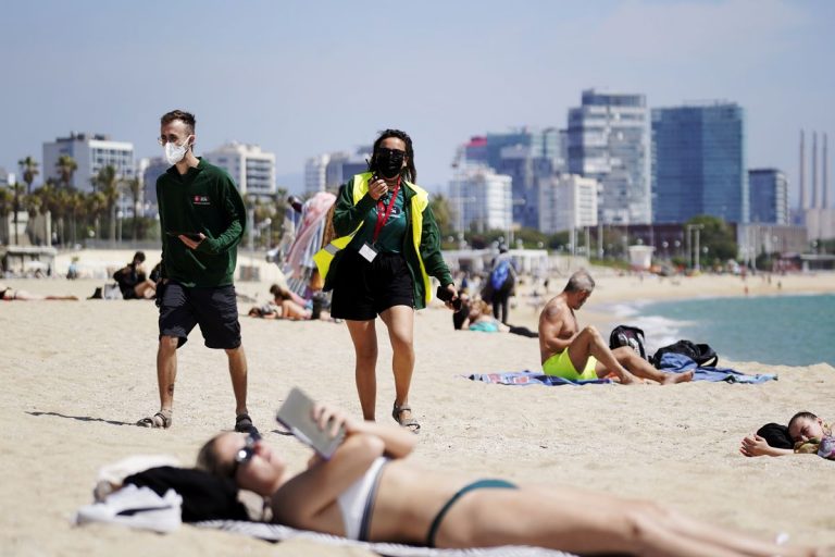 Barcelona controlará el aforo de las playas con informadores