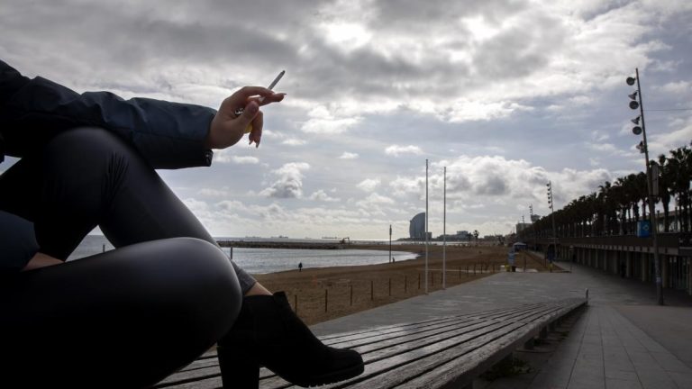 Barcelona prohibe fumar en cuatro playas a partir de este sábado