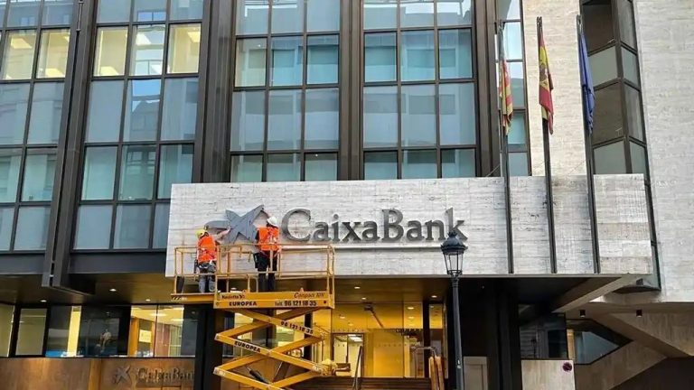 CaixaBank presentará una propuesta para homologar las condiciones de sus empleados