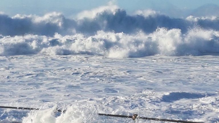 Protección Civil y Emergencias alerta a Canarias por olas y vientos de hasta 80 km/h