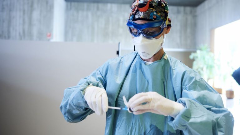 Cantabria descarta un fallo en la cadena de frío de las vacunas de la residencia Quijas