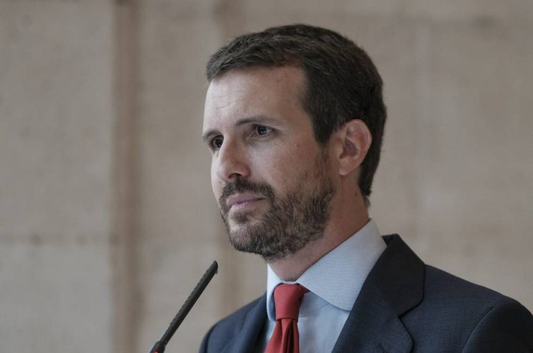 Casado critica que Sánchez acuda a Soria en helicóptero y una 