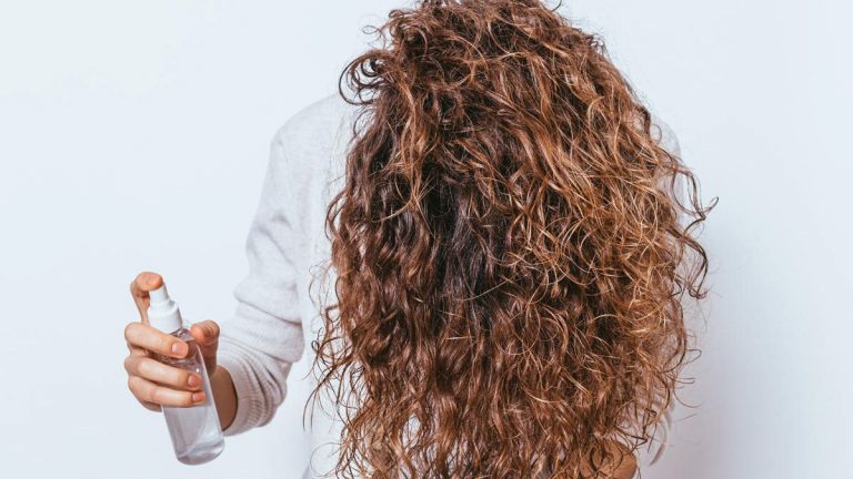 Chica curly: Cómo hidratar tus rizos para que luzcan elásticos y brillantes