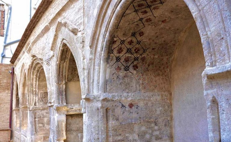 Descubren un cementerio medieval durante la rehabilitación de la muralla islámica de Valencia