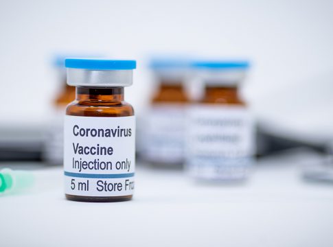Coronavirus vaccine vial in hospital La pandemia del coronavirus deja ya más de 160 millones de casos en el mundo