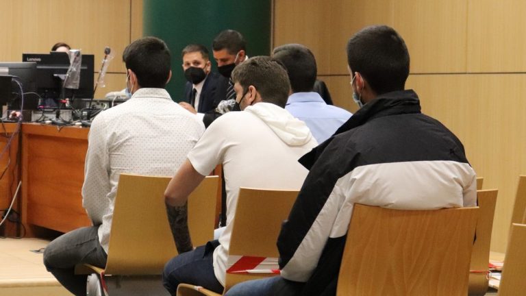 Dos hermanos aceptan seis meses de cárcel por insultos racistas a jugadores de fútbol