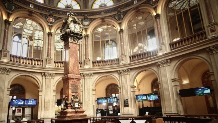 El Ibex 35 cede casi un 2% en la media sesión y pierde los 8.900 puntos