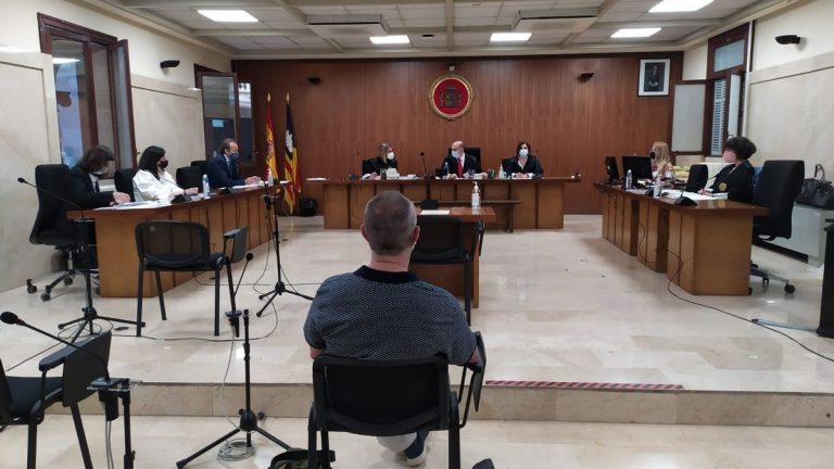 El profesor acusado de abusos a alumnas niega haber realizado tocamientos