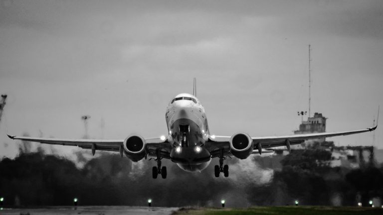 El sector aéreo pide agilizar medidas para reabrir la industria turística