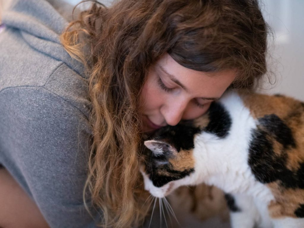 Tu gato te quiere, y por eso quiere dormir a tu lado