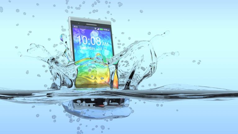 Esto es lo que debes hacer si tu smartphone se cae al agua