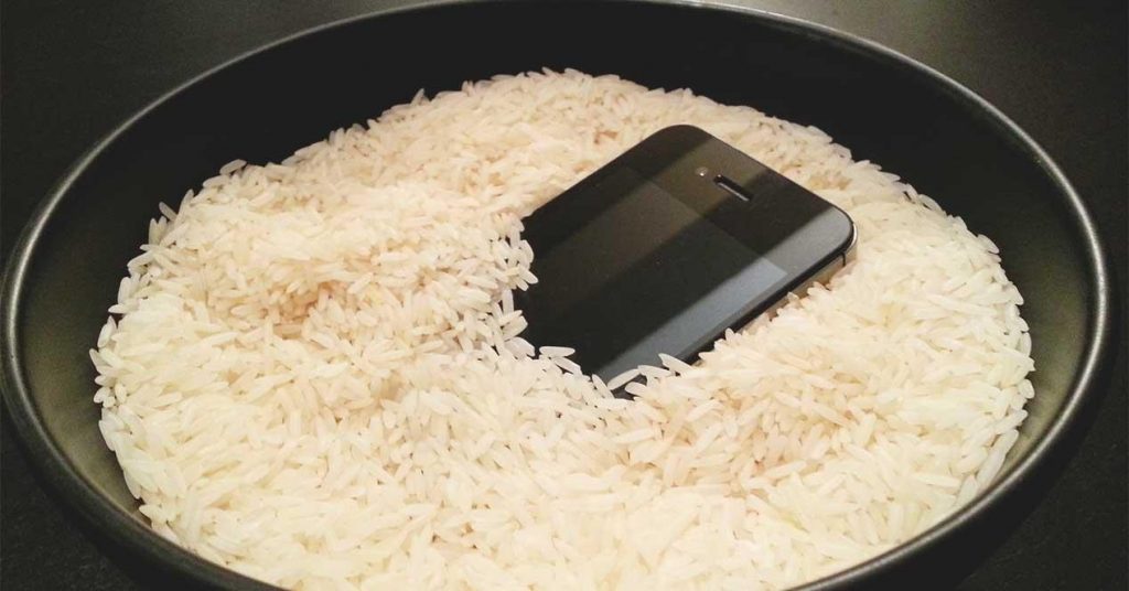 Esto es lo que debes hacer si tu smartphone se cae al agua 17 ¿Qué tal sumergir el celular en arroz?