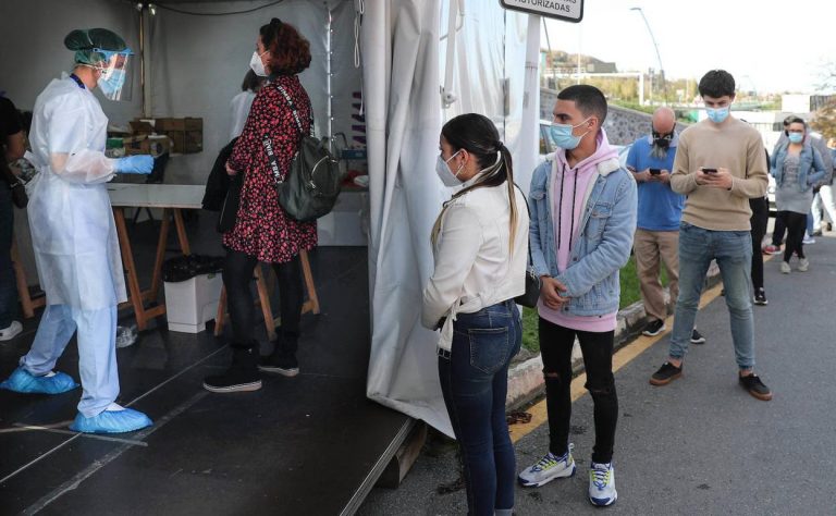 Euskadi sale de la 'zona roja' al bajar la incidencia por debajo de los 400 casos