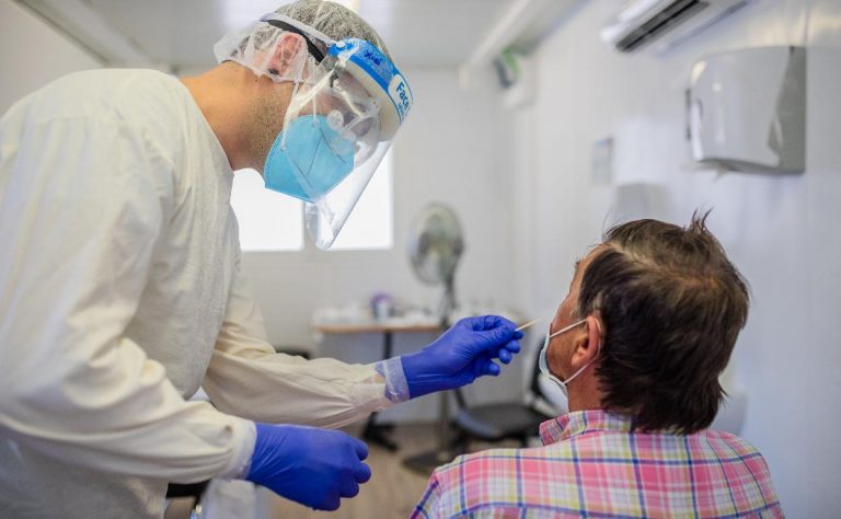 Euskadi reduce otros 19 puntos la tasa de incidencia, con 457 nuevos casos