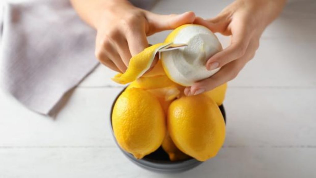 ¿Qué hacemos cuando pelamos una fruta?