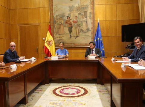 Gobierno y agentes sociales firman la prórroga de los ERTE