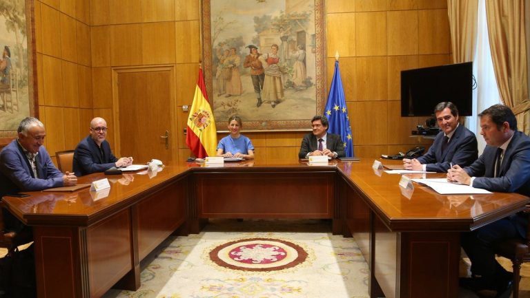 Gobierno y agentes sociales firman la prórroga de los ERTE