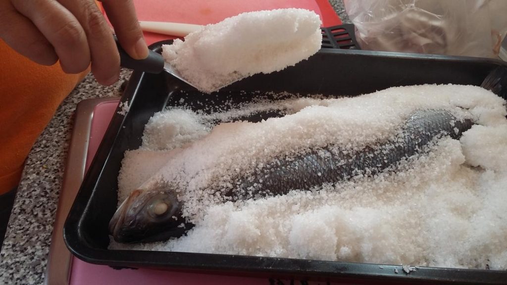 Hazle una cama a tu lubina a la sal