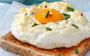 Te enseño a hacer huevos nube al horno: el desayuno fácil y vistoso que triunfa