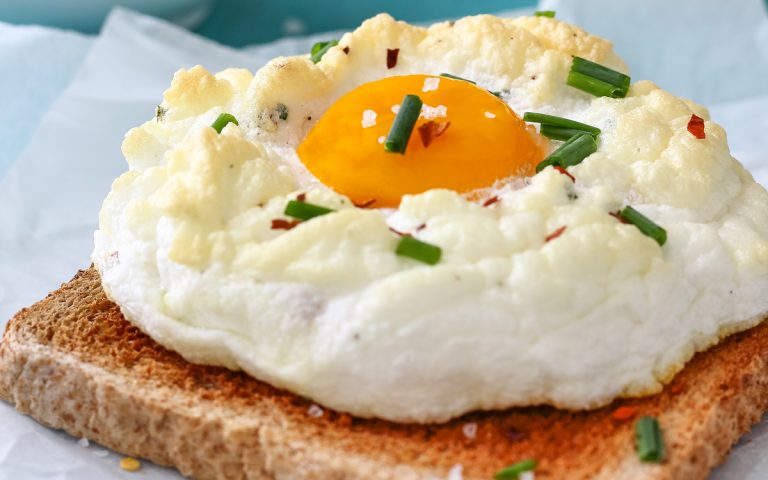 Te enseño a hacer huevos nube al horno: el desayuno fácil y vistoso que triunfa