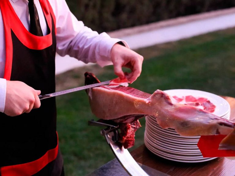 Cómo cortar un jamón ibérico en el jamonero