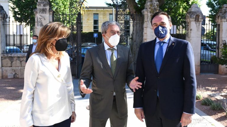 Junta de Andalucía y universidades insisten en vacunar a profesores