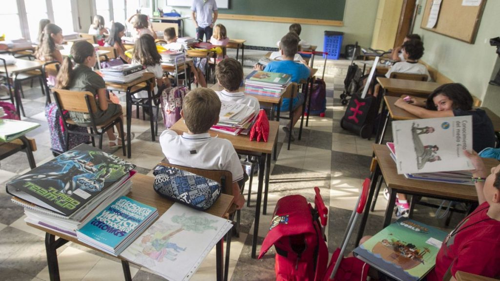 La OCDE desvela en un demoledor informe que los profesores de primaria trabajan más que el resto en España 2 Una clase de primaria