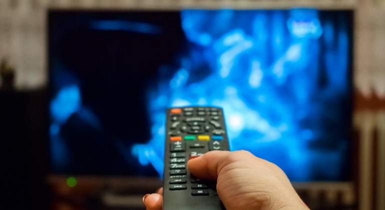 Los españoles vieron la televisión de media 3 horas y 49 minutos al día en abril
