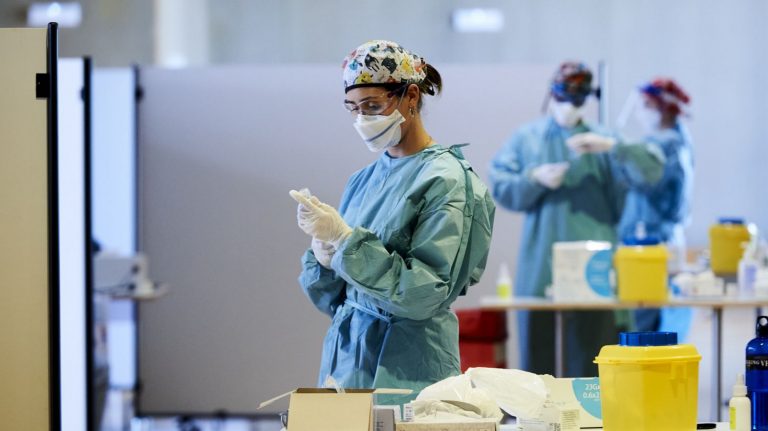 Los sindicatos piden a Sánchez un plan de vacunación para el personal en el exterior