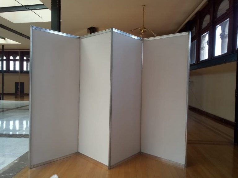 Cómo quitar el polvo a una mampara de tela