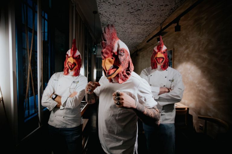 No apto para cardiacos: pelea de gallos en Mawey Taco Bar