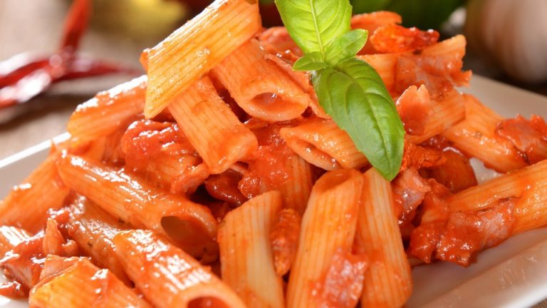 Macarrones con tomate gratinados: así se hacen en el microondas