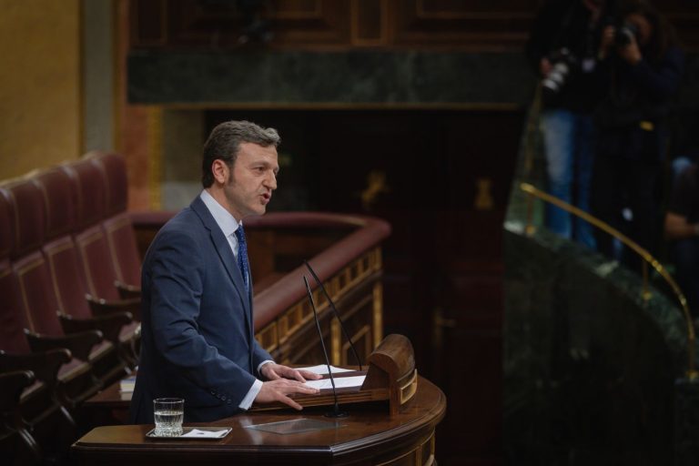 El PP solo encuentra apoyo en Vox, Cs y UPN para exigir un plan de reducción de déficit y deuda