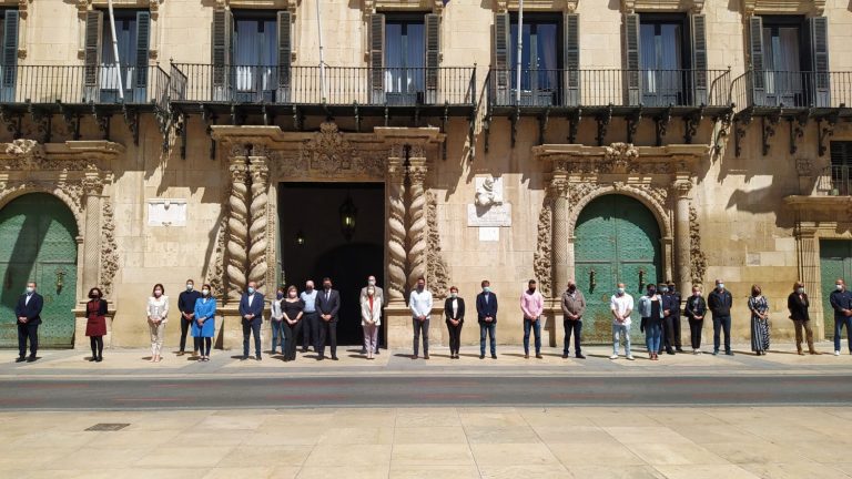 Minuto de silencio por la mujer asesinada por su exmarido en Sagunt