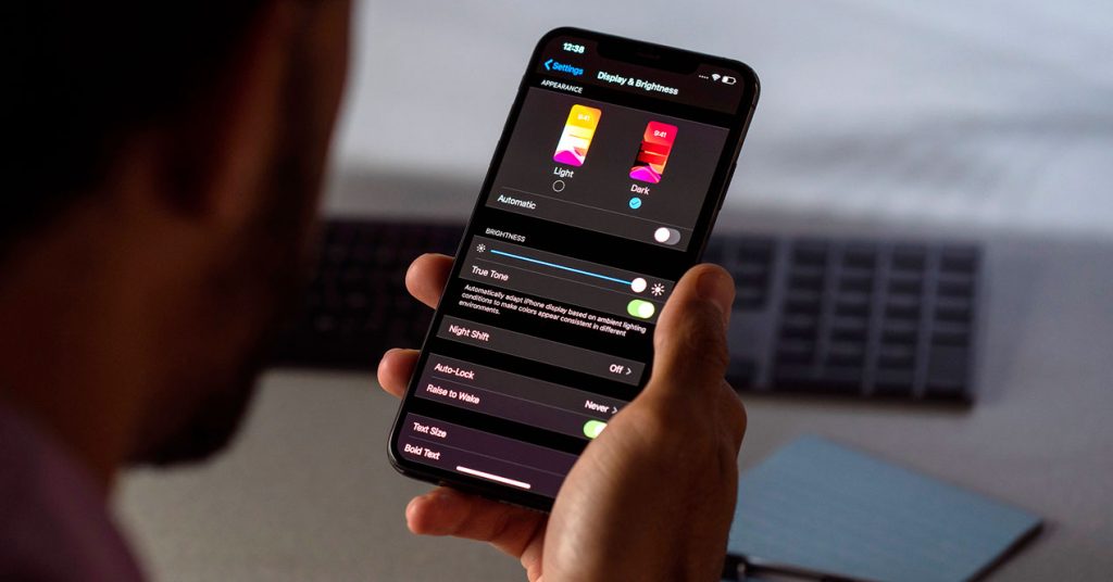 ¿En realidad el Modo oscuro es mejor para los ojos?