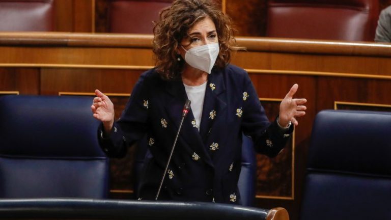 Montero cuestiona la idea del PP de recaudar más bajando impuestos